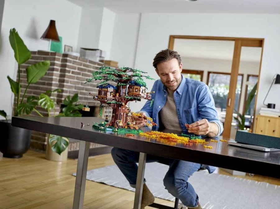 LEGO Ideas Tree House 21318 Building Kit with 3 Cabins, Interchangeable Green Leaves, Mini Figures, and Bird Figure for Adults and Teens 16+